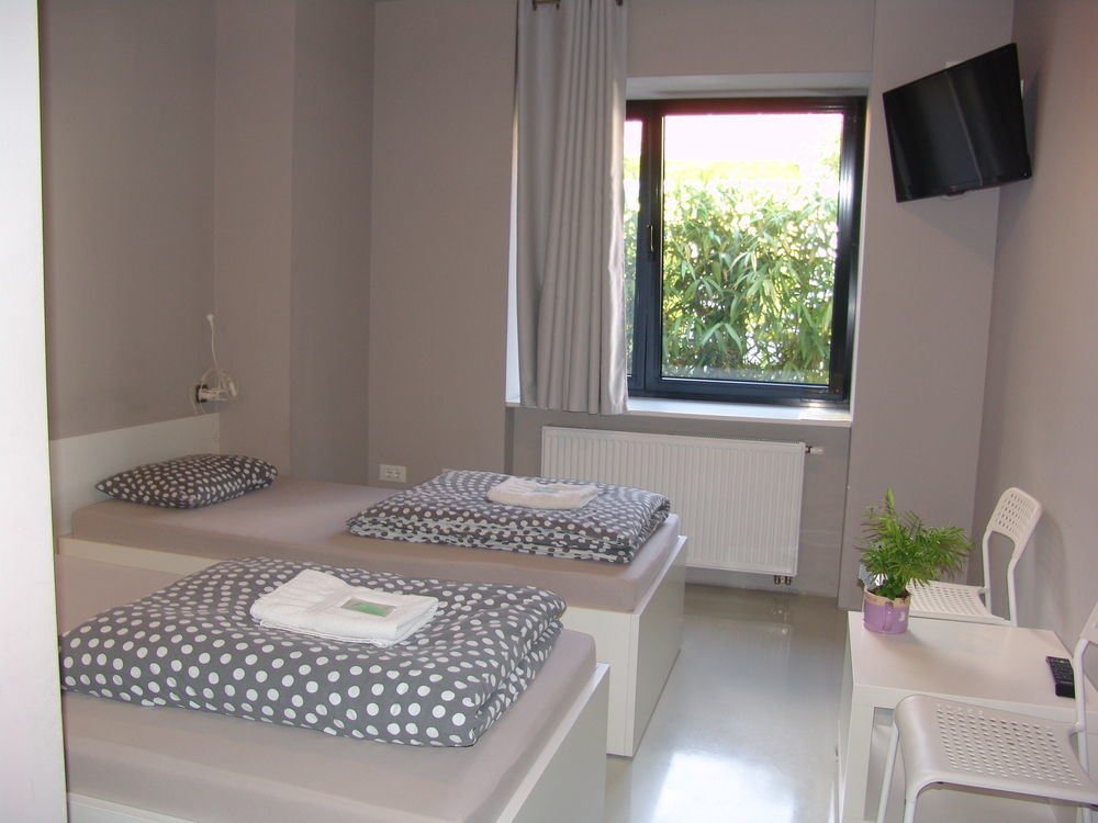 Private Rooms At Hostel63 萨格勒布 外观 照片